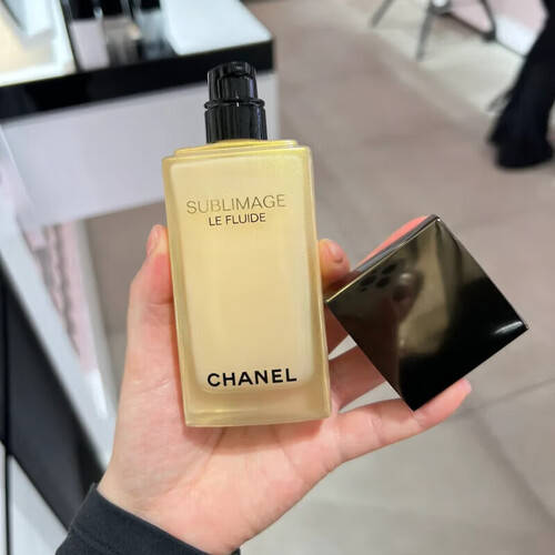 送女友的完美情人节礼物奢华保湿体验！CQ9电子游戏平台香奈儿轻盈乳液：(图1)